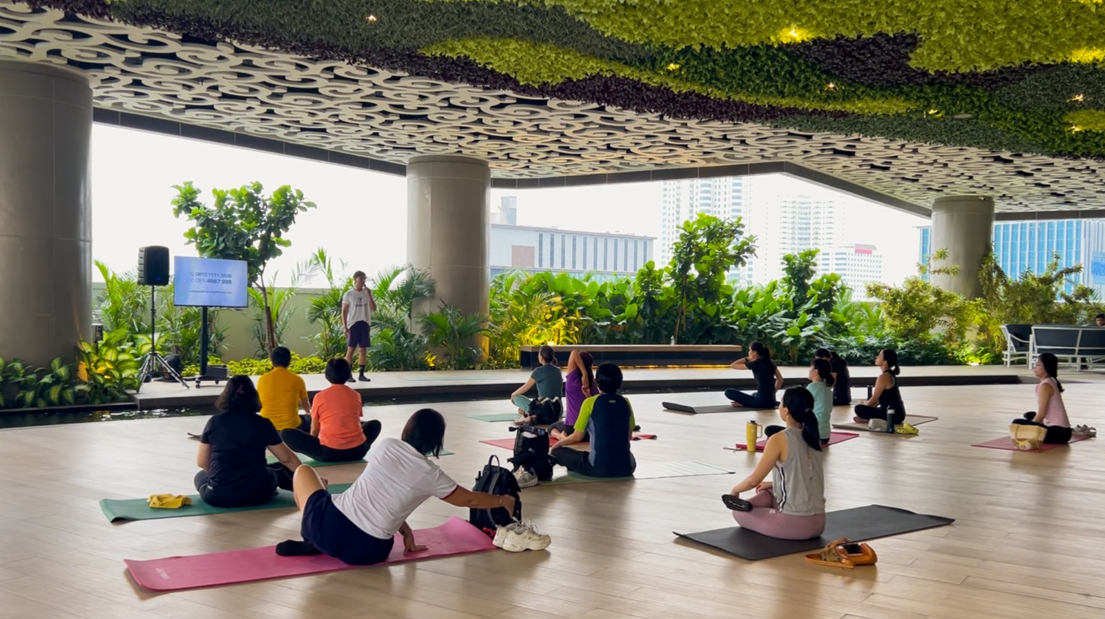 Menikmati Pilates dengan Panorama Kota Medan dalam Mat Pilates in the Sky